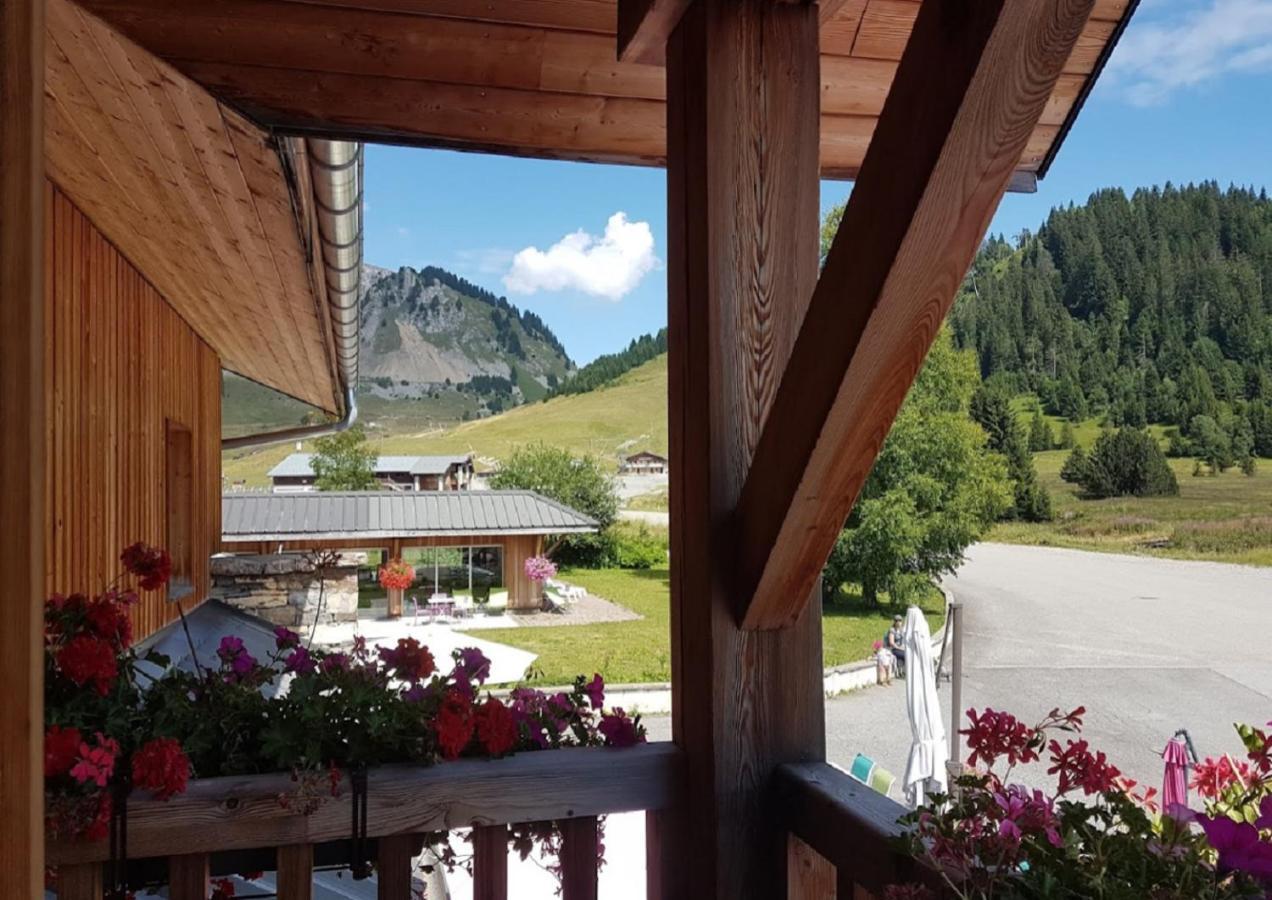 Les Roches 1500 Hotel Mieussy Exterior photo